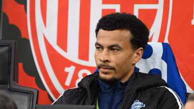 Dele Alli leva vermelho no 1&ordm; jogo em 2 anos e at&eacute; rival pede para &aacute;rbitro mudar decis&atilde;o
