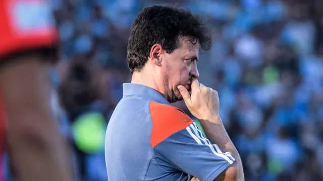 Cruzeiro: Diniz n&atilde;o v&ecirc; erro em escolha por Walace e defende laterais ap&oacute;s derrota