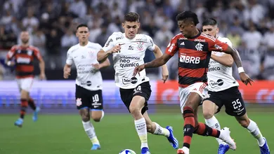 Corinthians comete os mesmos erros de sempre, mas resgata empate contra o Flamengo