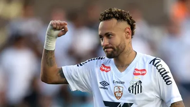 Vai ficar? Neymar fala sobre futuro ap&oacute;s Santos confirmar perman&ecirc;ncia na S&eacute;rie A