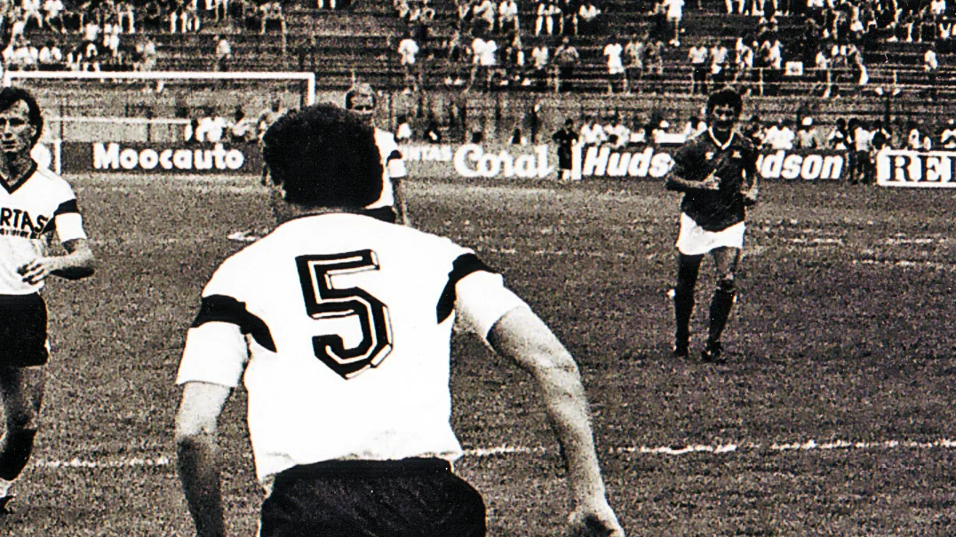 Beckenbauer defende a Alemanha no Canind&eacute; (Foto: Mauro Donato)