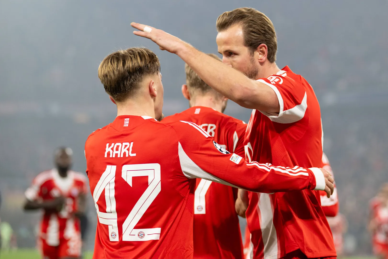 Karl e Kane comemoram gol do Bayern