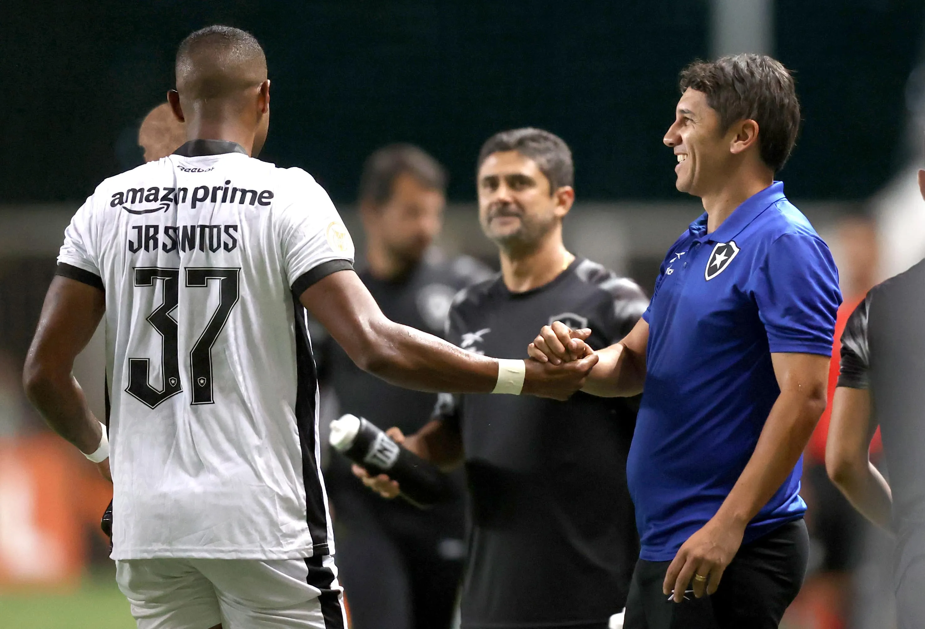 L&uacute;cio Fl&aacute;vio celebra retorno de Botafogo vencedor e mostra felicidade genu&iacute;na com J&uacute;nior Santos