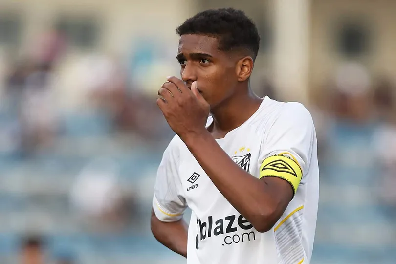 Souza lateral-esquerdo da base do Santos