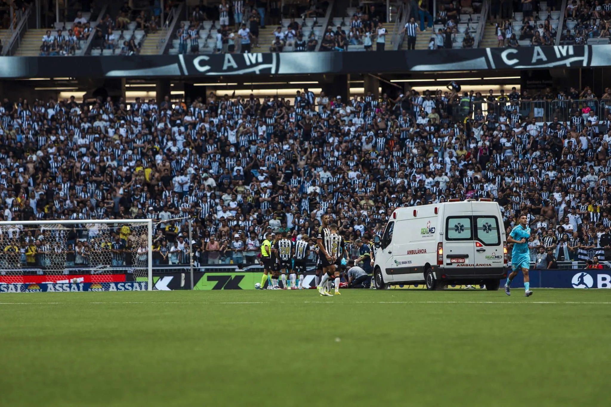 Gabriel Braz&atilde;o sai da Arena MRV de ambul&acirc;ncia