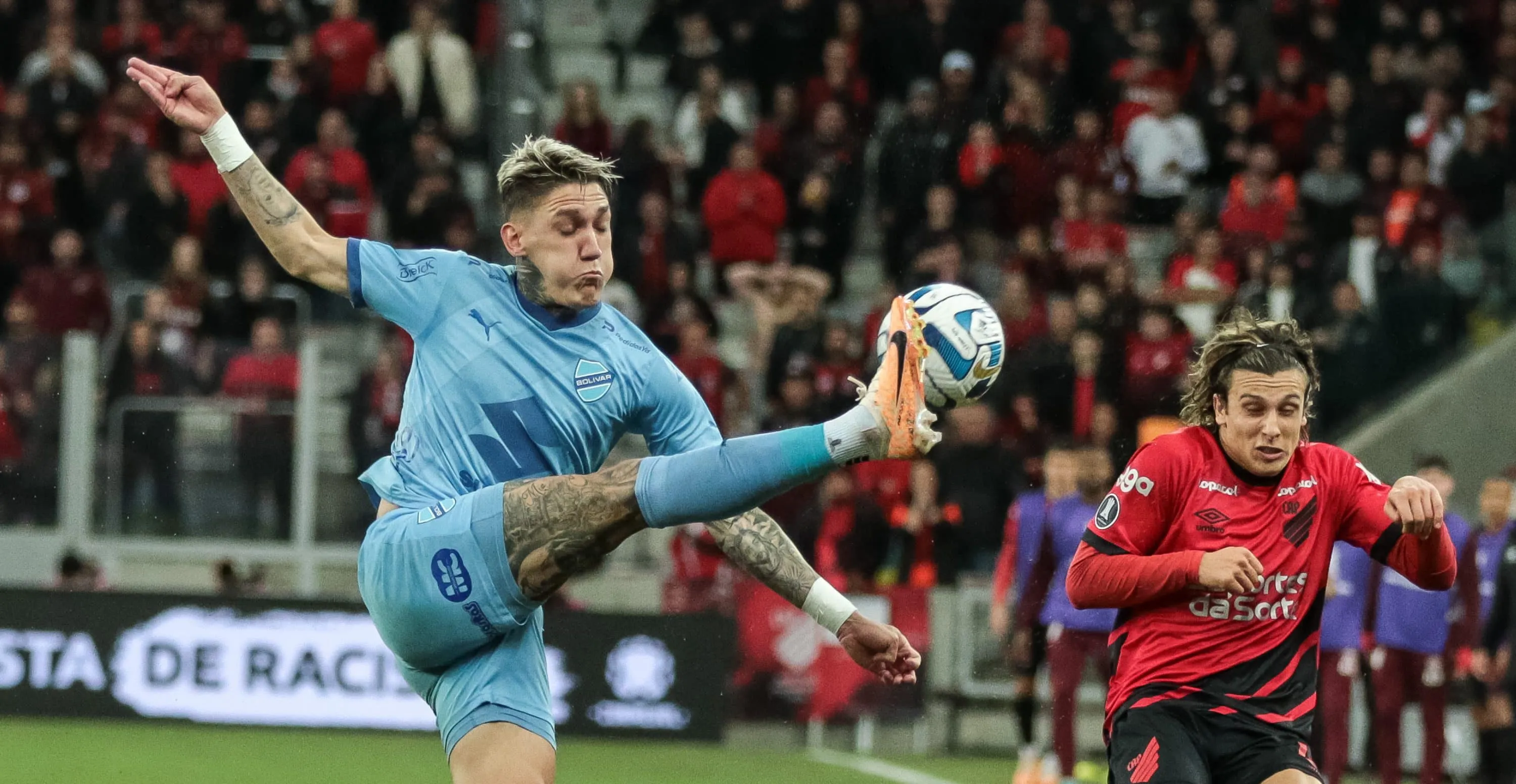 O Bol&iacute;var sobreviveu na Baixada e, gra&ccedil;as aos p&ecirc;naltis, tirou o Furac&atilde;o da Libertadores