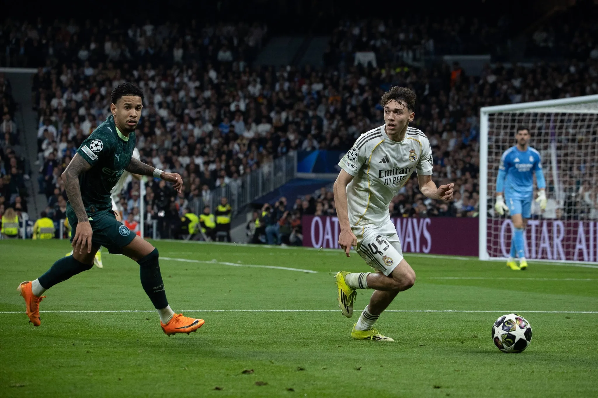 Thiago Pitarch e Savinho durante Real Madrid x Manchester City (Foto: Imago/SOPA Images)