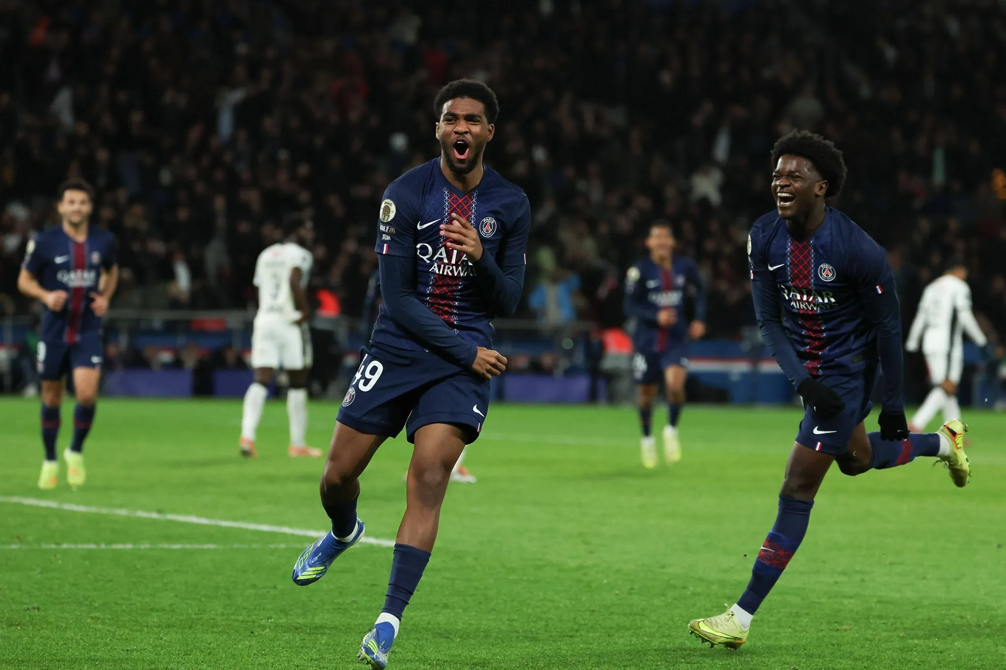 Ibrahim Mbaye celebra gol pelo PSG (Foto: IMAGO / HMB-Media)