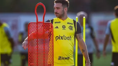 L&eacute;o Ortiz &eacute; testado de novo em posi&ccedil;&atilde;o avan&ccedil;ada e Tite indica mudan&ccedil;as no Flamengo
