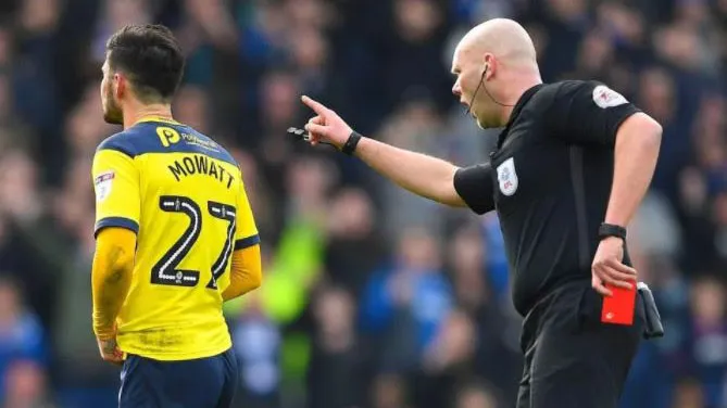 &Eacute; o caos! Jogador do Oxford perde p&ecirc;nalti, d&aacute; um tapa no advers&aacute;rio e &eacute; expulso