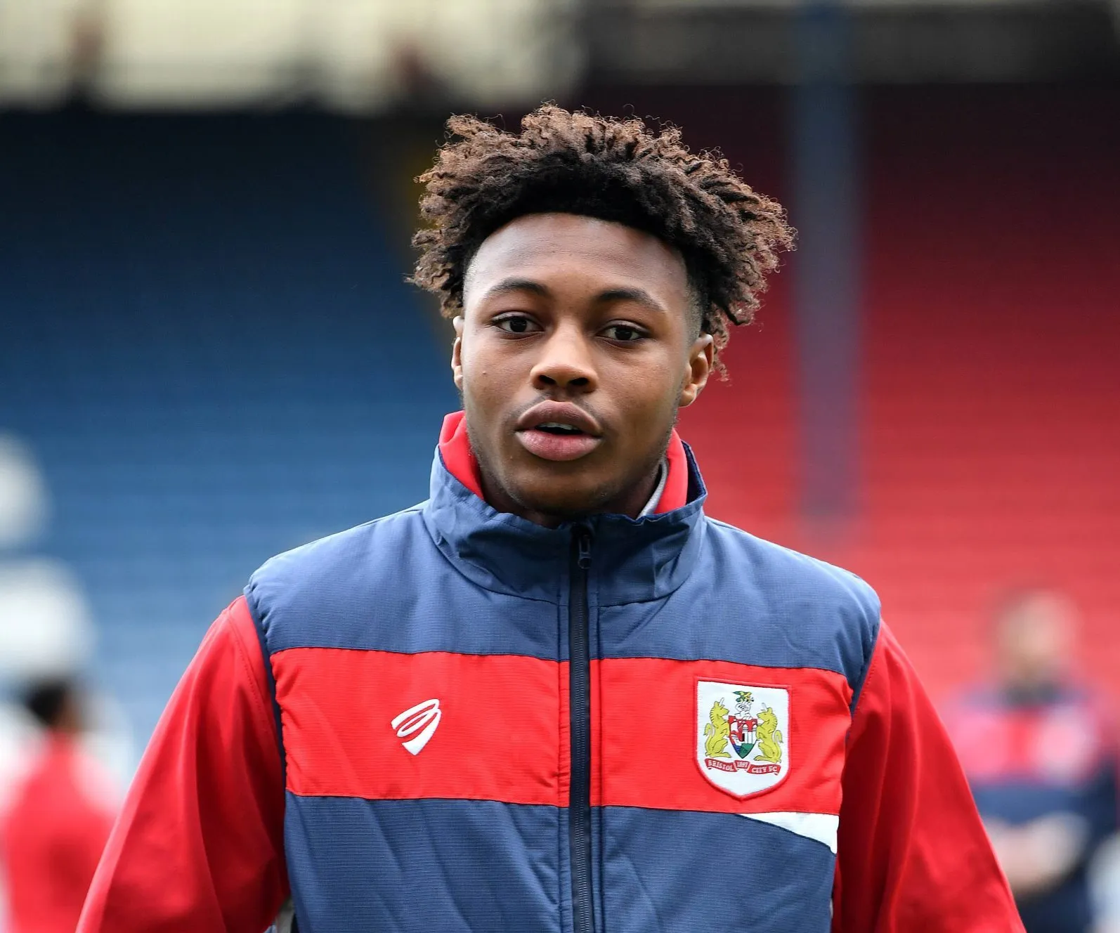 Antoine Semenyo antes de jogo do Bristol City em 2019 