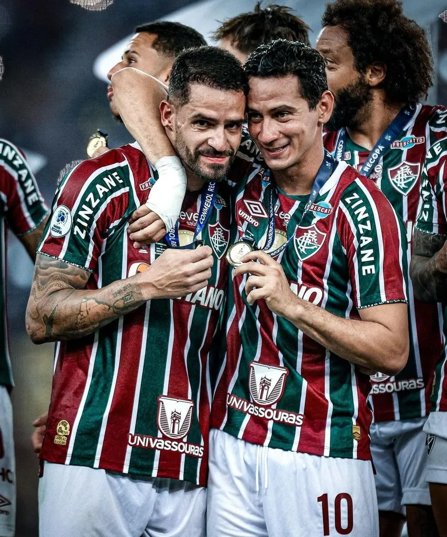 Renato Augusto e Ganso comemoram o t&iacute;tulo da Recopa pelo Fluminense - Foto: Divulga&ccedil;&atilde;o/CONMEBOL