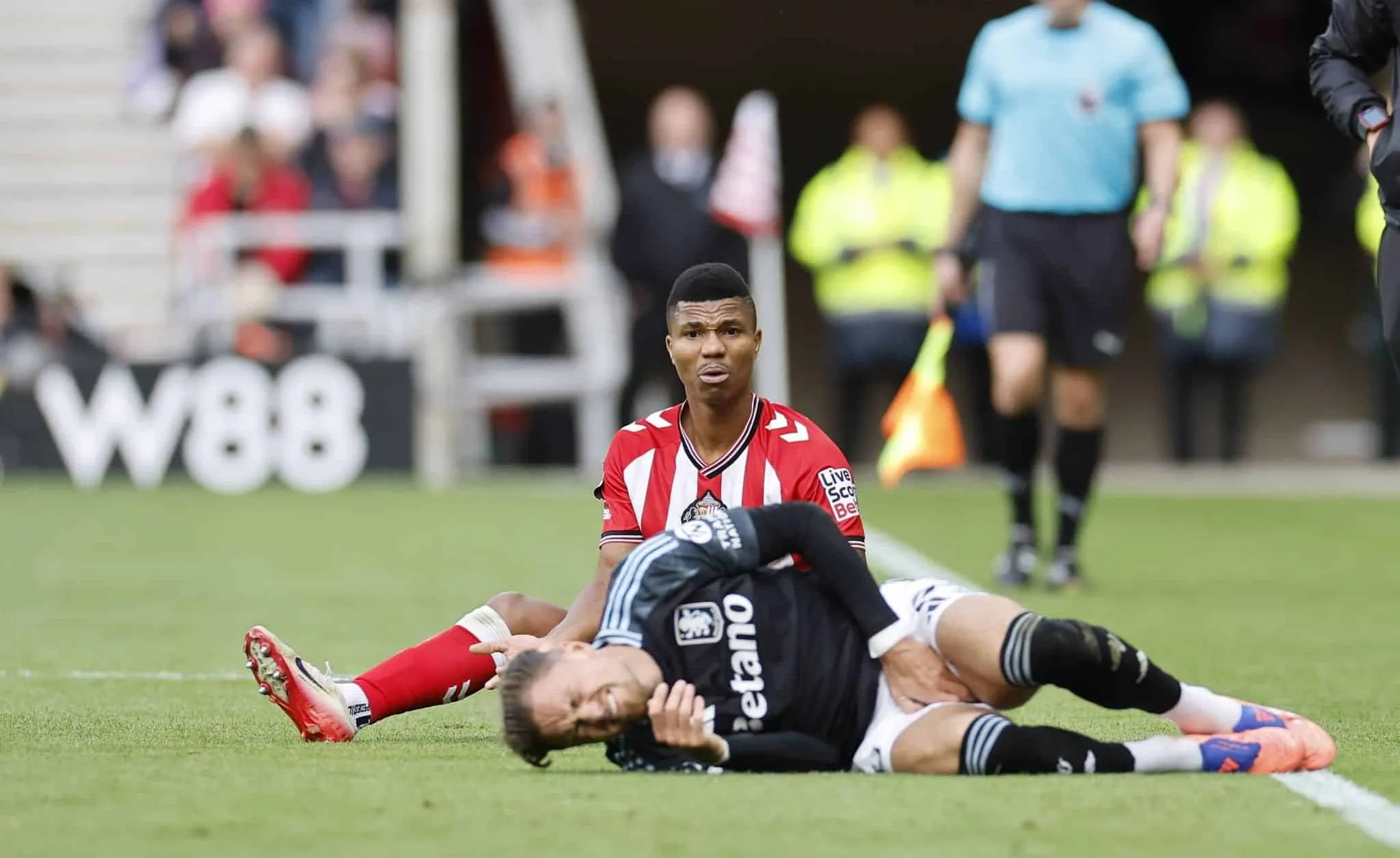 Aston Villa n&atilde;o vence mesmo com expuls&atilde;o &lsquo;matando&rsquo; talento do Sunderland e entristecendo jogo