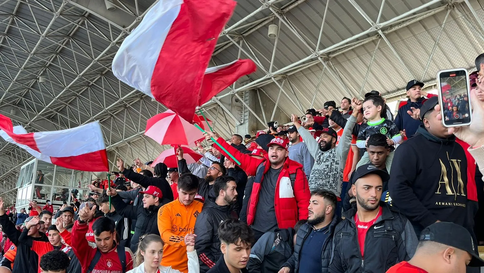 Internacional faz treino beneficente com presen&ccedil;a da torcida antes de viagem para SP