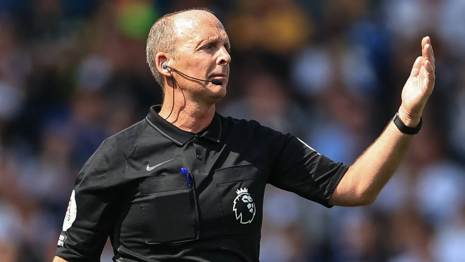 Ex-&aacute;rbitro da Premier League revela desafios secretos durante jogos e causa revolta na Inglaterra