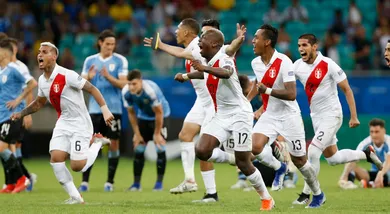 Em jogo fraqu&iacute;ssimo, a sele&ccedil;&atilde;o peruana se valeu da regra do impedimento e dos p&ecirc;naltis para desbancar o Uruguai