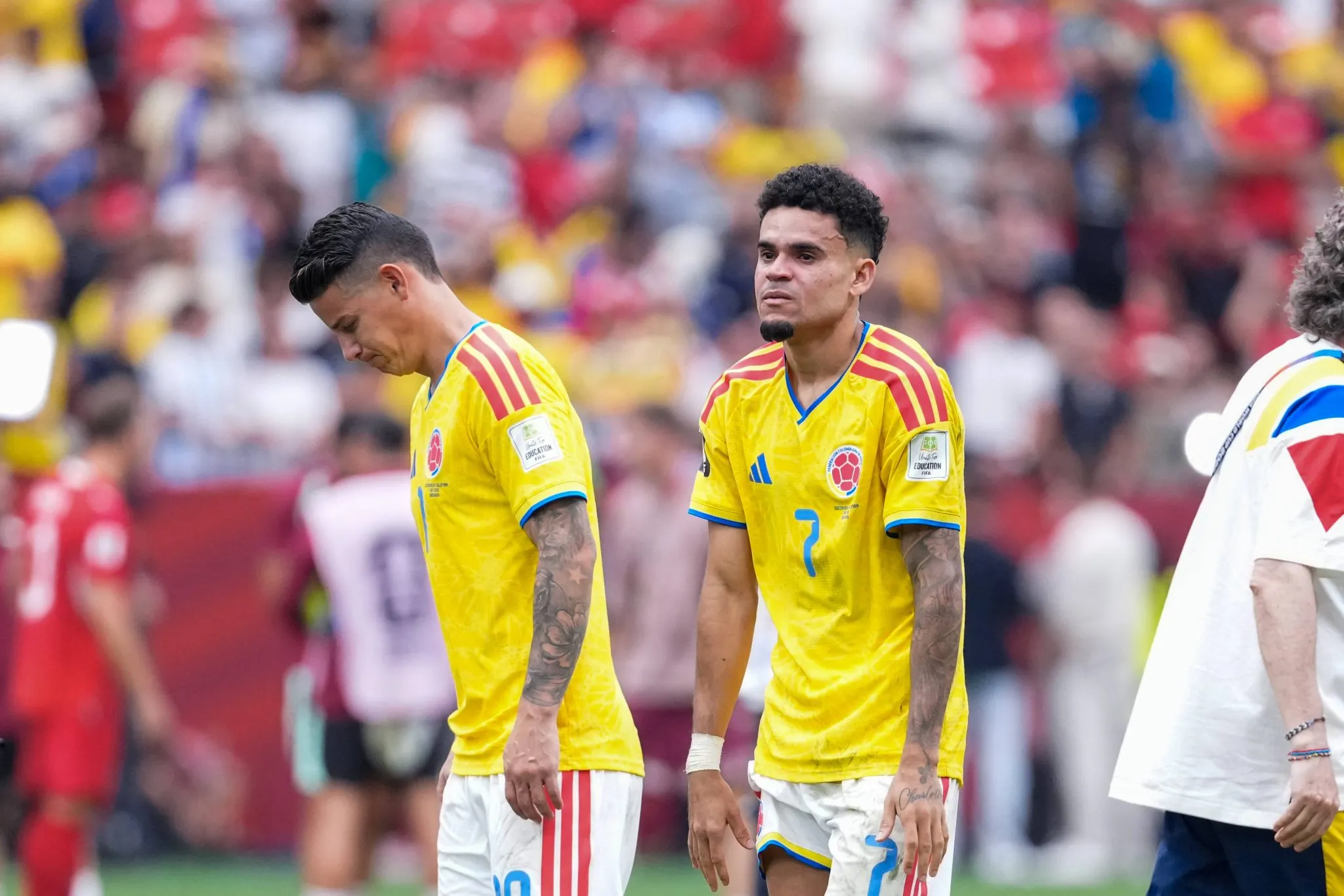 Luis D&iacute;az e James Rodr&iacute;guez cabisbaixos ap&oacute;s elimina&ccedil;&atilde;o da Col&ocirc;mbia 