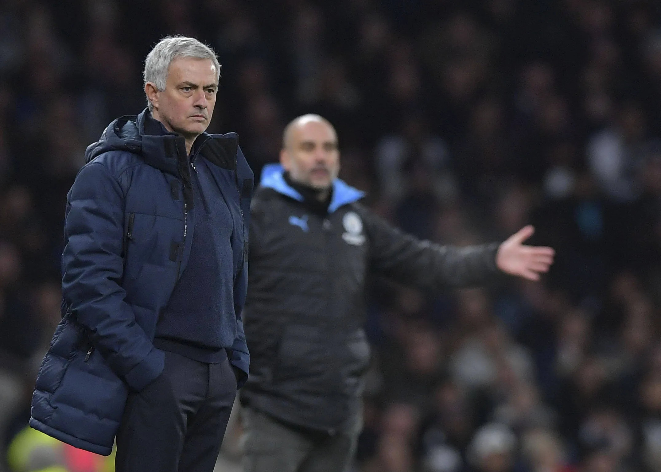 Mourinho e Guardiola na &aacute;rea t&eacute;cnica durante jogo entre Tottenham e Manchester City