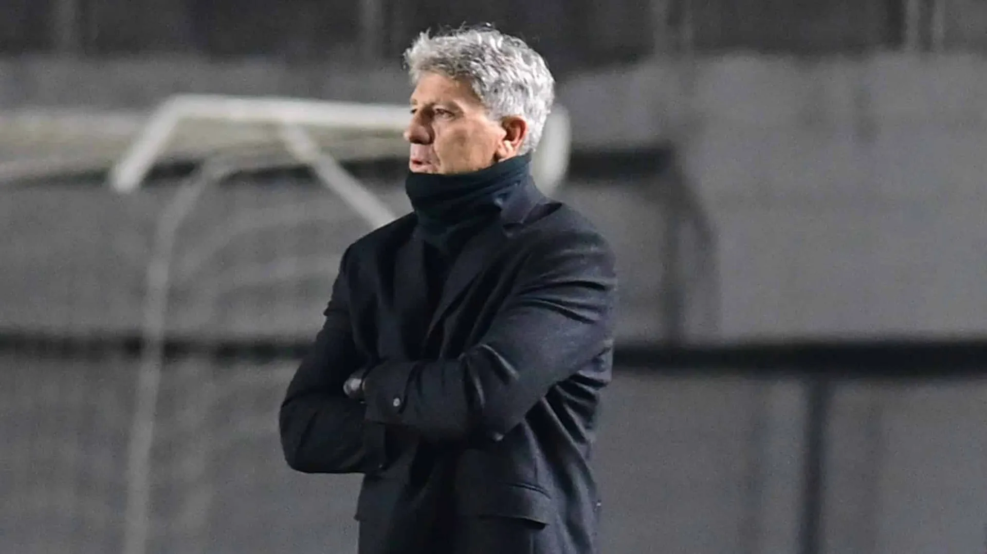 Renato observa jogo do Gr&ecirc;mio