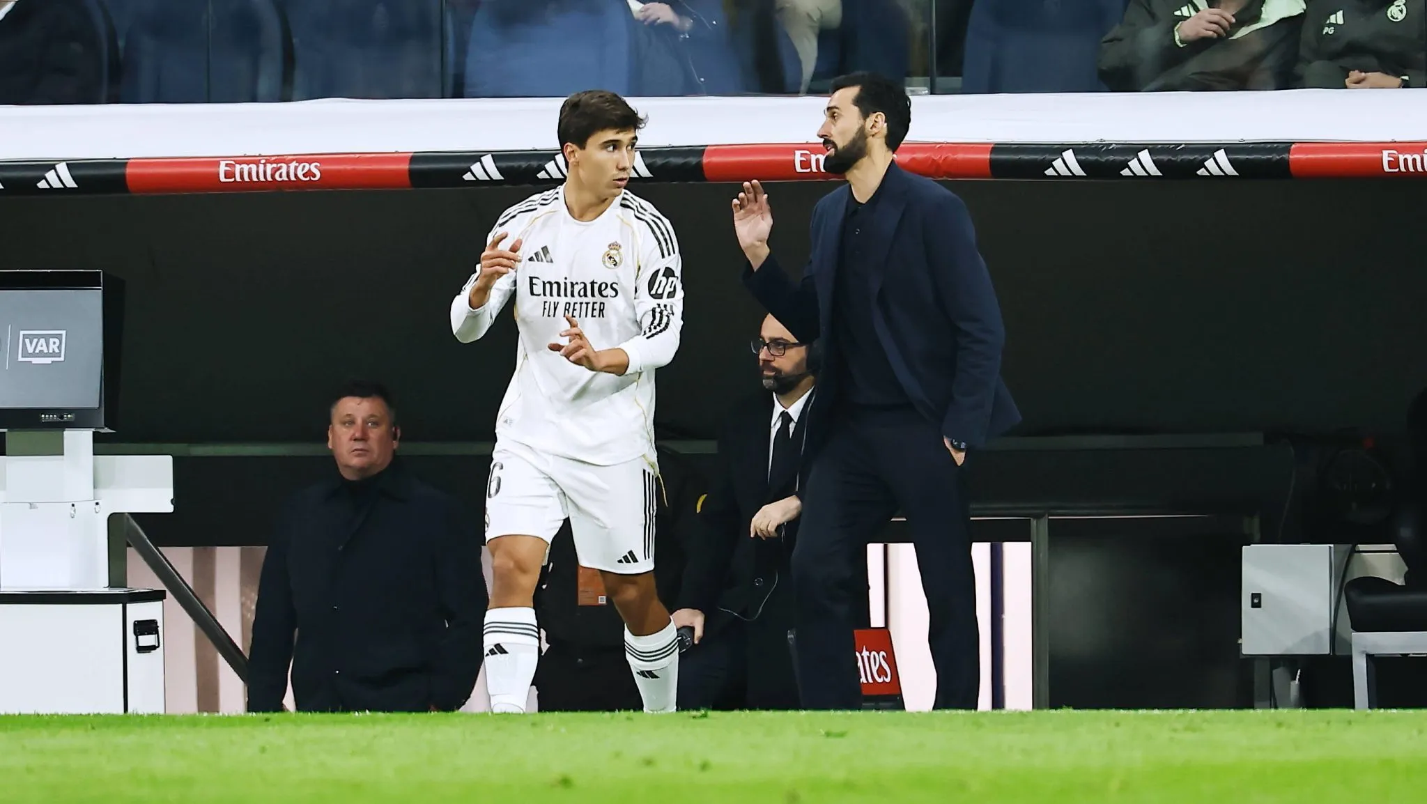 Gonzalo Garc&iacute;a conversa com &Aacute;lvaro Arbeloa, ex-t&eacute;cnico do Real Madrid (Foto: Imago/AFLOSPORT)
