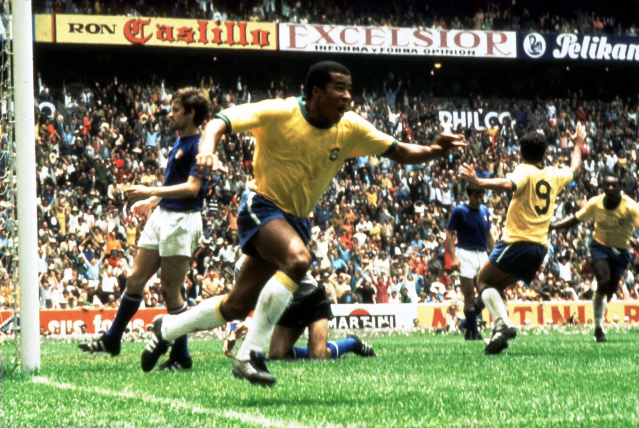 Jairzinho celebra gol pelo Brasil na Copa de 1970
