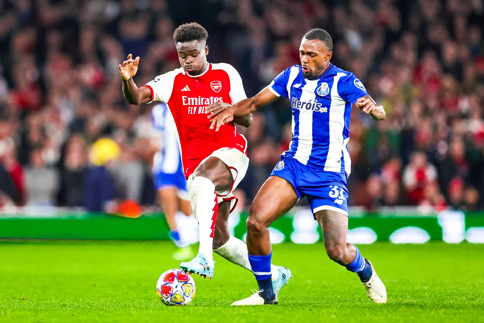Saka, do Arsenal, e Ot&aacute;vio, do Porto, em jogo da Champions League