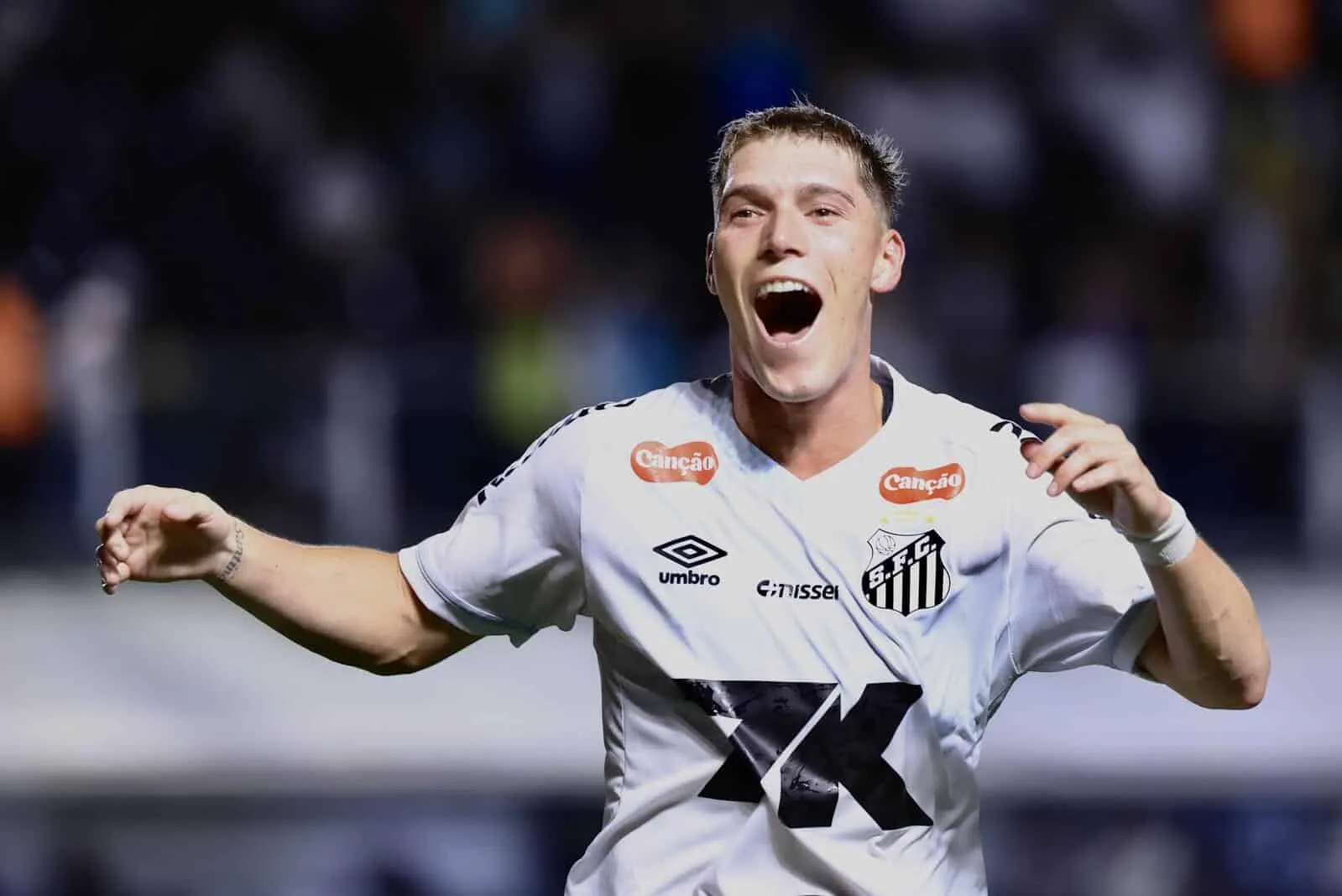 Rollheiser comemora o primeiro gol pelo Santos