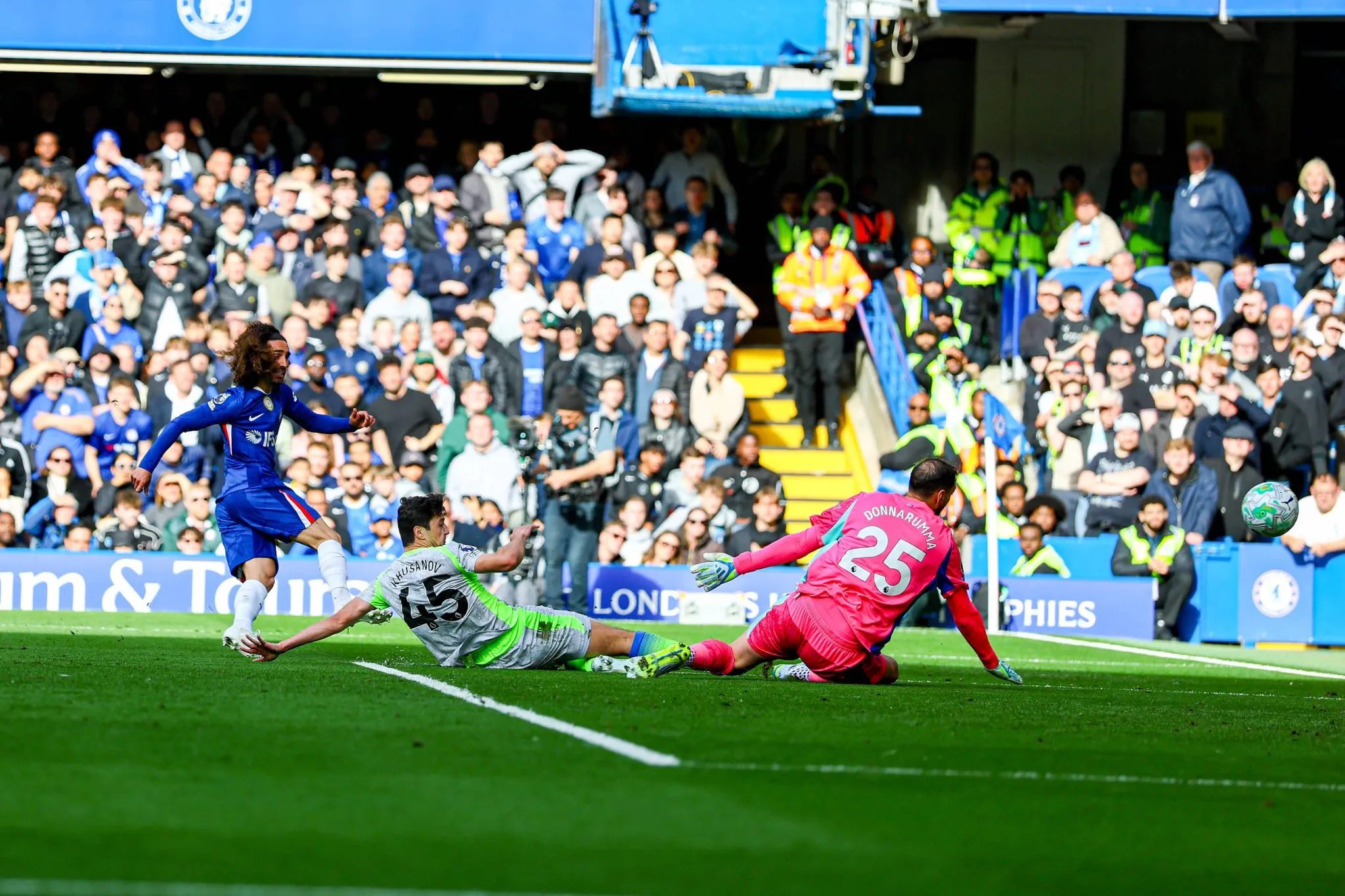Cucurella marcou para o Chelsea contra o Manchester City, mas gol foi anulado por impedimento 
