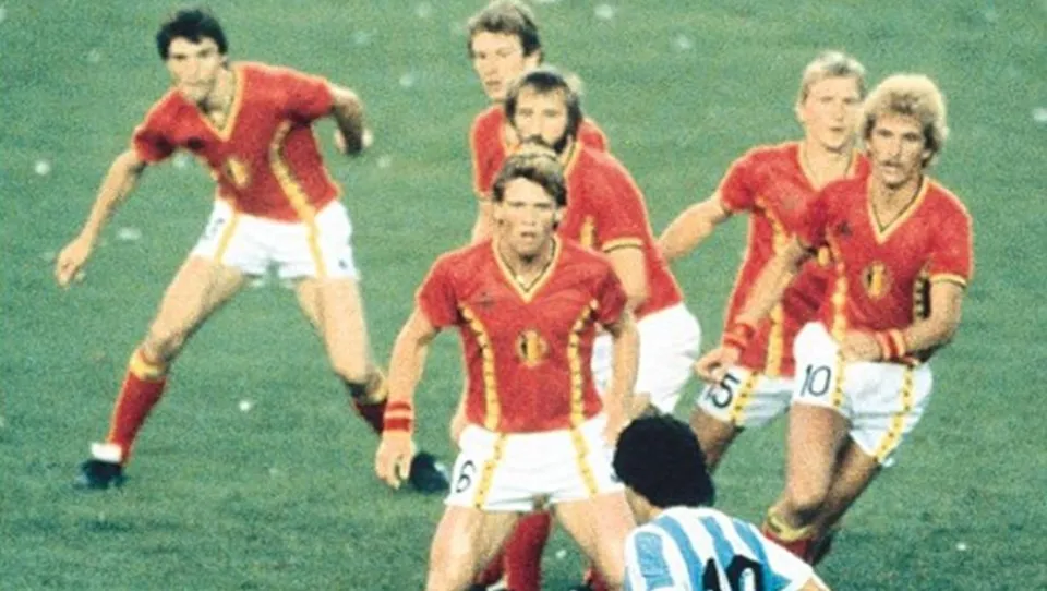 A hist&oacute;ria por tr&aacute;s do B&eacute;lgica x Argentina que rendeu a melhor foto de Maradona