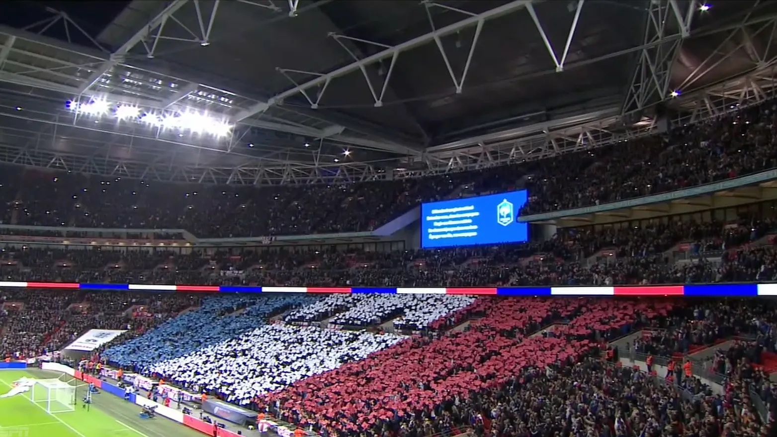 [V&iacute;deo] Ingleses e franceses cantam a Marselhesa em um Wembley carregado de emo&ccedil;&atilde;o
