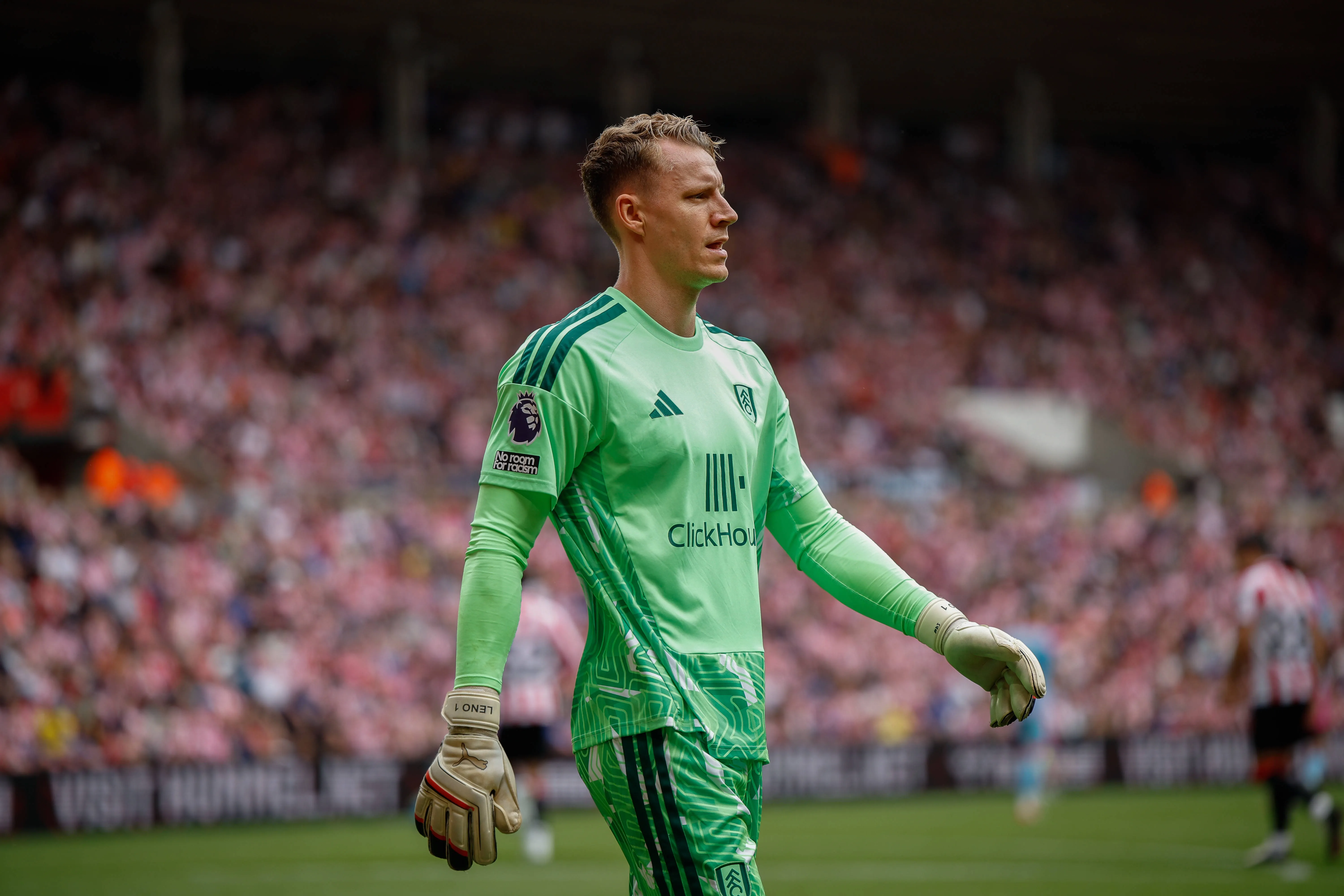Goleiro Leno em jogo do Fulham na Premier League