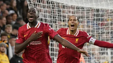 Salah garante a lideran&ccedil;a ao Liverpool em dia de altos e baixos de zagueiro franc&ecirc;s