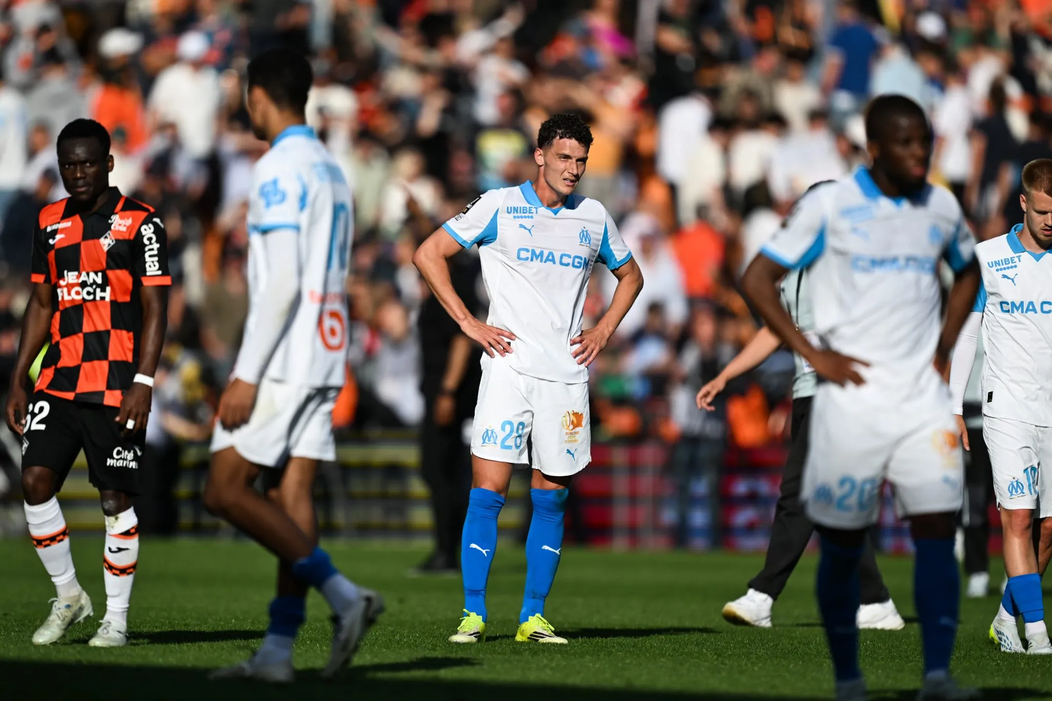 Jogadores do Olympique de Marseille ap&oacute;s derrota para Lorient (Foto: Anthony Bibard/FEP/Icon Sport)