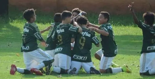 Luighi, com colegas do sub-10 do Palmeiras