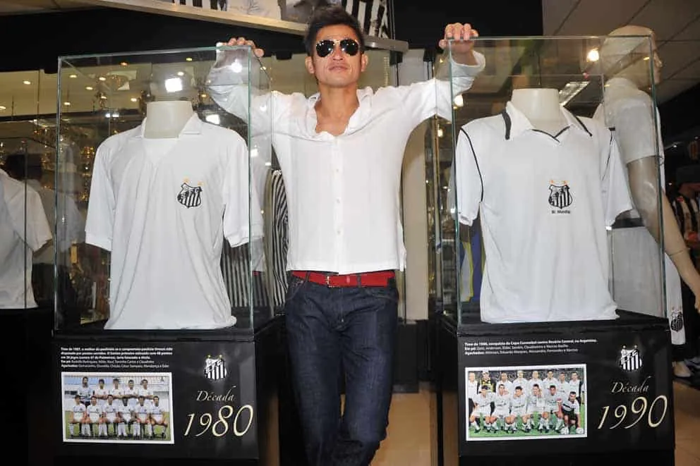 Kazu Miura em visita ao Santos