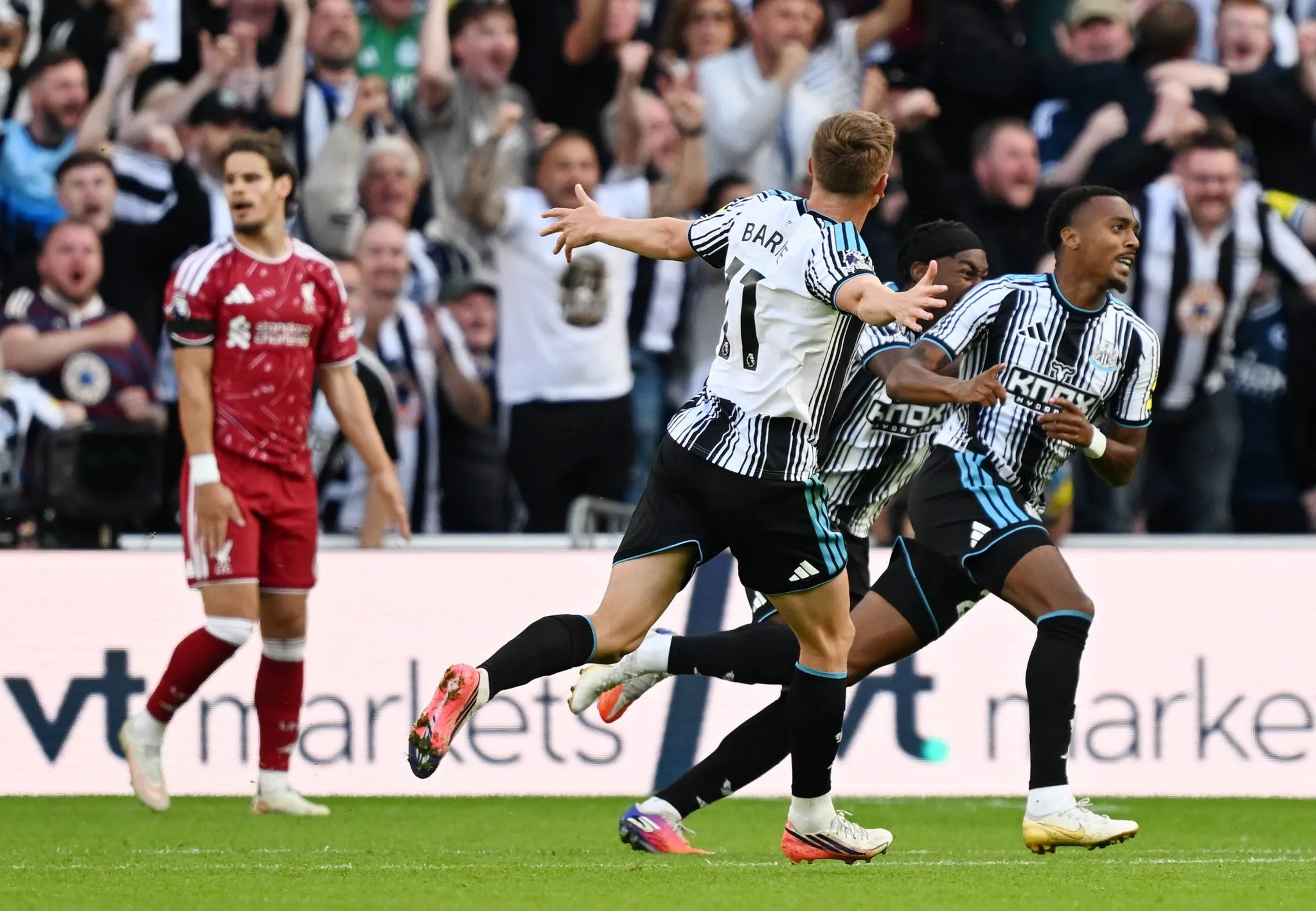 Jogadores do Newcastle celebram gol no Liverpool