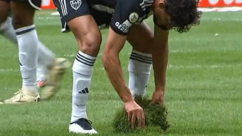 Scarpa conserta gramado da Arena no meio do jogo contra o Cuiab&aacute;
