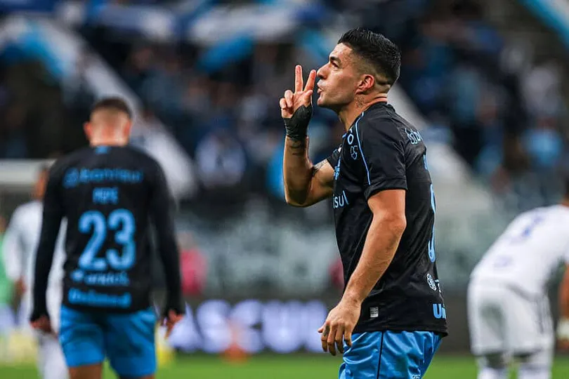 Luis Su&aacute;rez, do Gr&ecirc;mio, comemora gol marcado contra o Cruzeiro