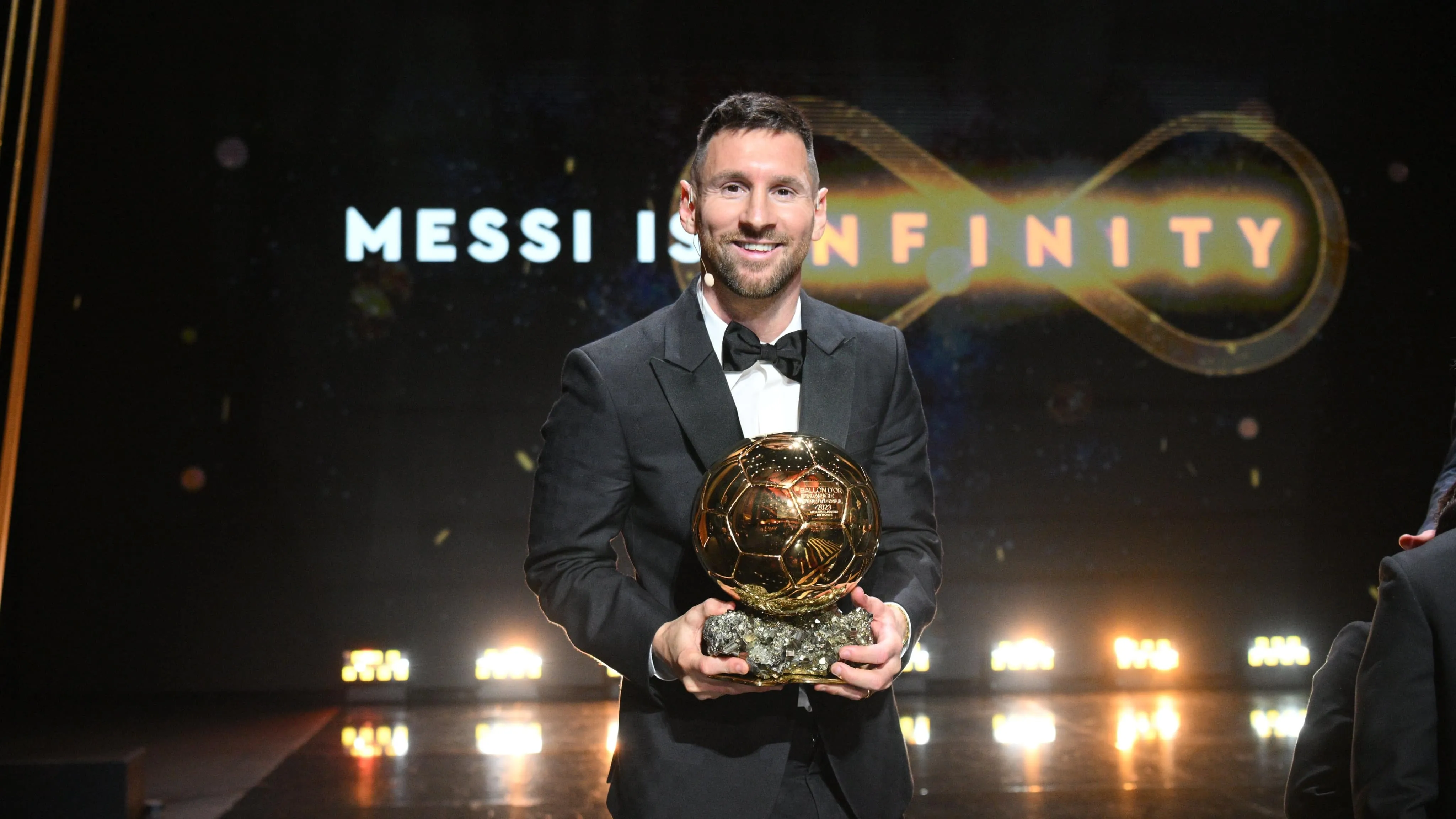 Copa do Mundo pesa, Messi supera Haaland e Mbapp&eacute;, e leva oitava Bola de Ouro da carreira