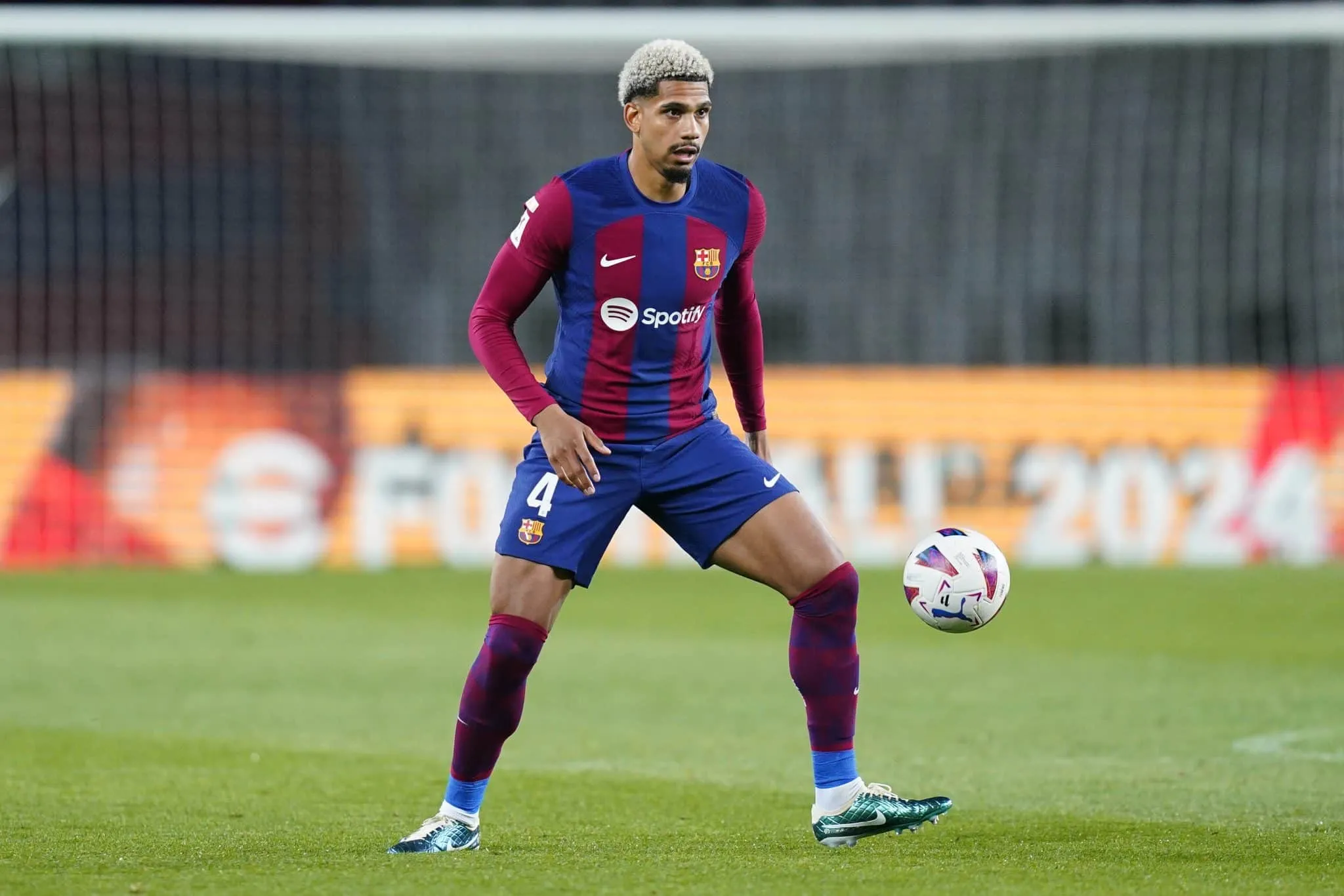 Apontado como vil&atilde;o do Barcelona na Champions, Araujo ter&aacute; m&ecirc;s decisivo no clube