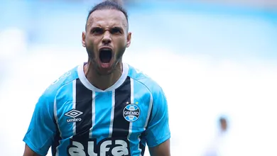 Gr&ecirc;mio &eacute; &lsquo;salvo&rsquo; por arbitragem ap&oacute;s reclama&ccedil;&otilde;es e &eacute; a vez do Bahia questionar