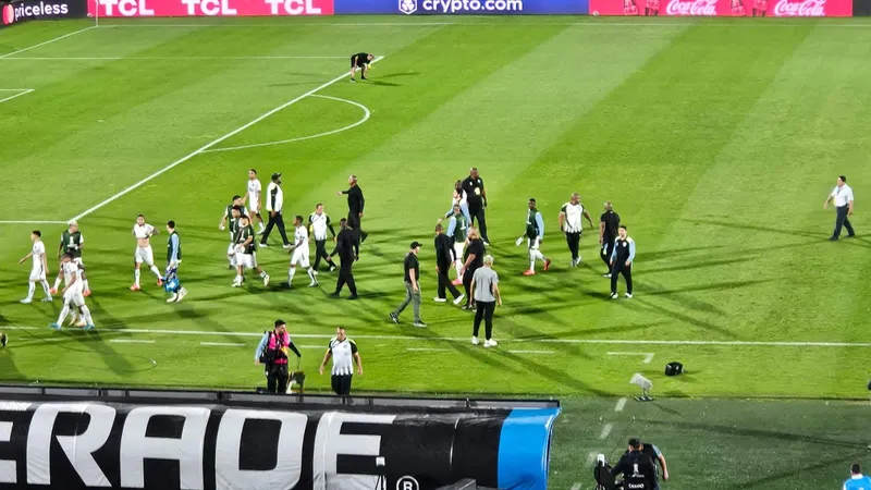 Botafogo levou mais de 12 seguran&ccedil;as para Montevid&eacute;u (Foto: Gabriel Rodrigues/Trivela)