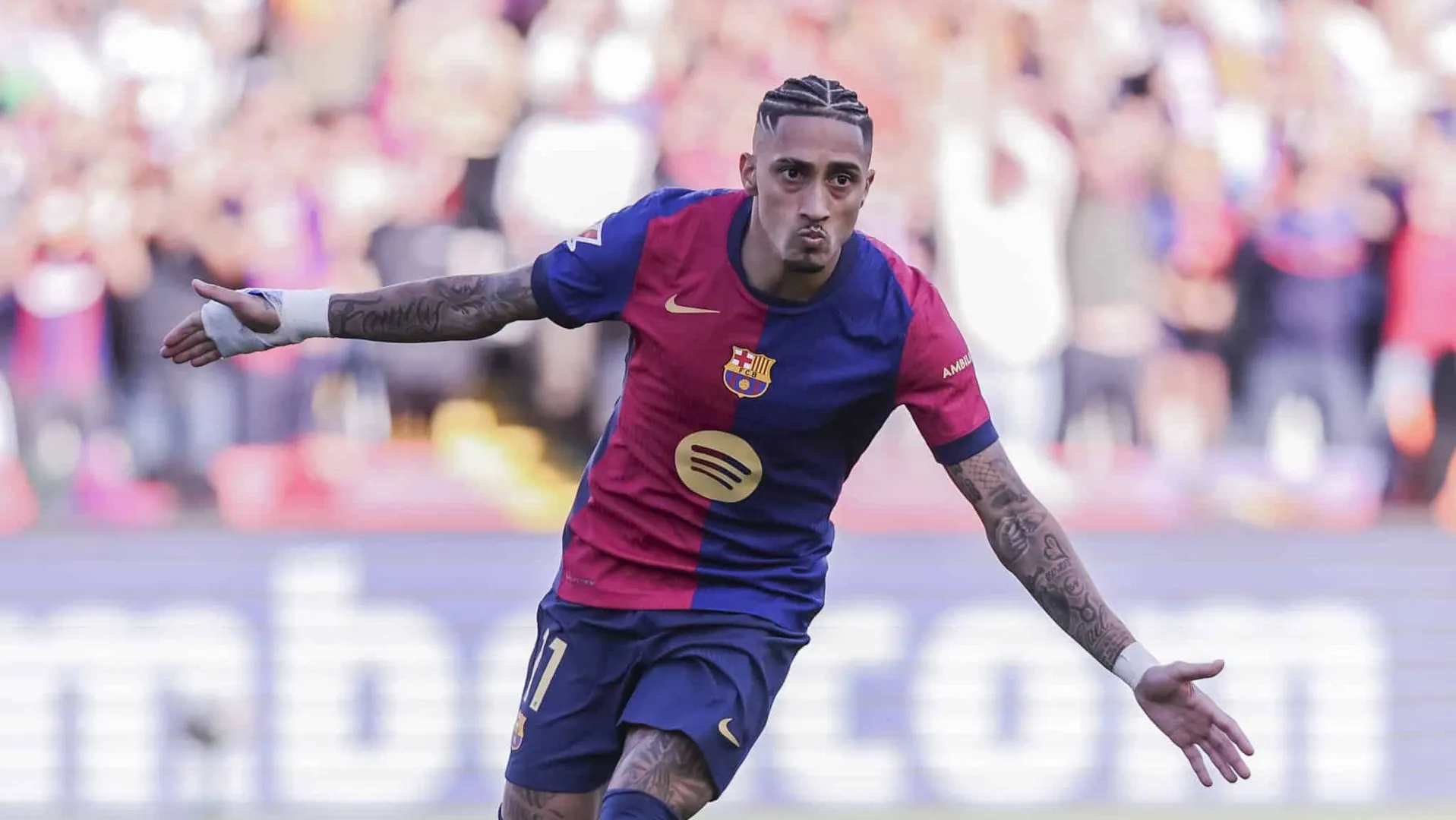 Raphinha celebra gol pelo Barcelona