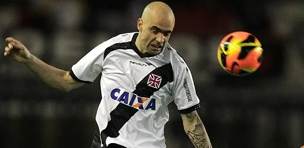 o-zagueiro-cris-estreou-pelo-vasco-na-derrota-por-3-a-2-para-o-gremio-em-sao-januario-17082013-1376799334972_615x300
