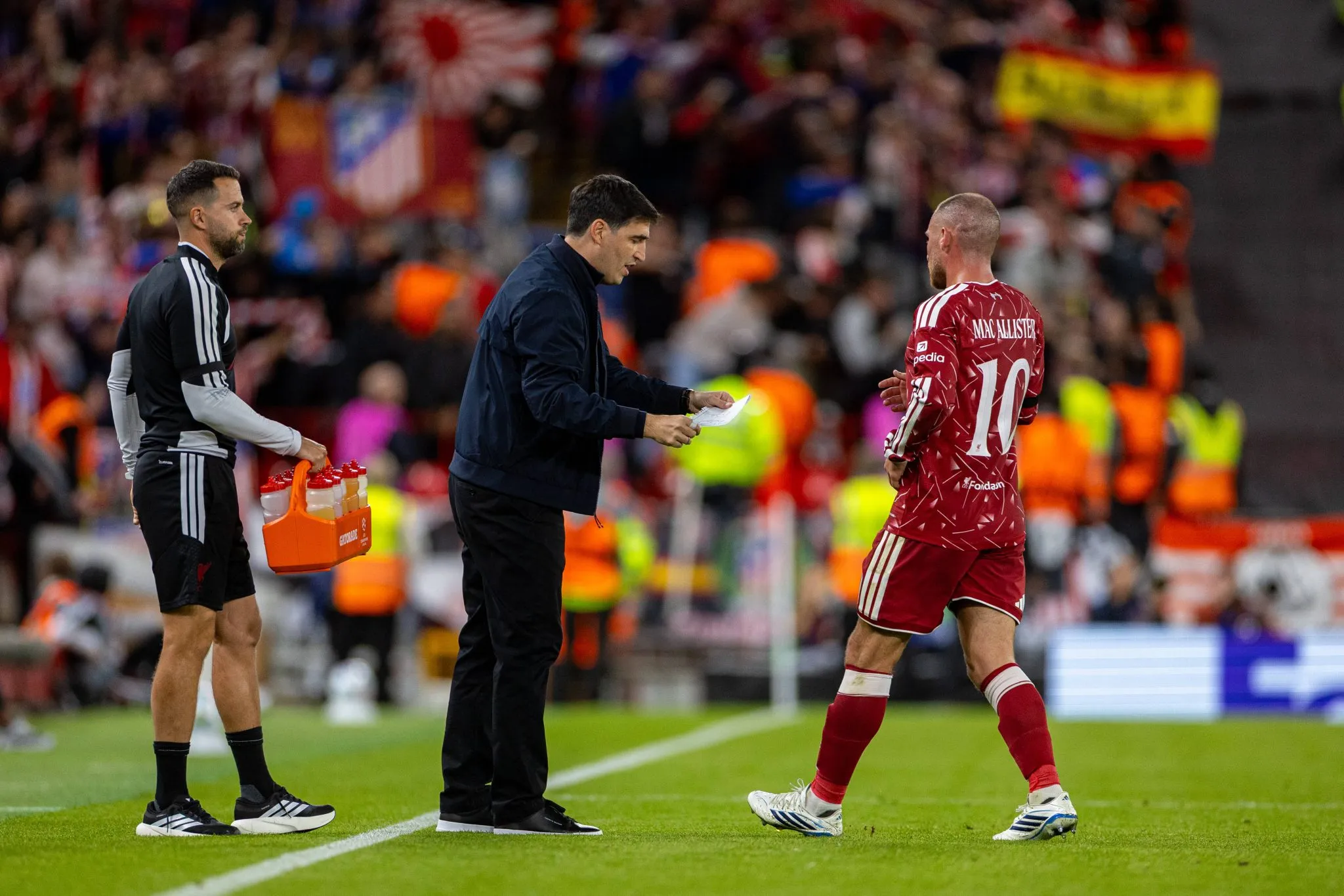 Iraola d&aacute; instru&ccedil;&otilde;es a Mac Allister em jogo do Liverpool 