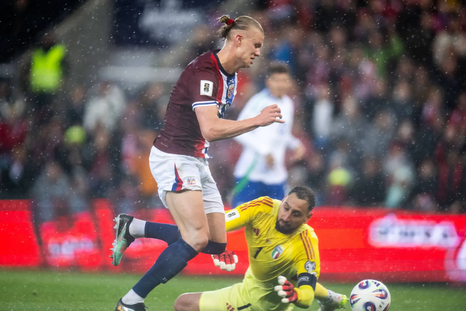 Haaland limpa Donnaruma antes de marcar gol da Noruega contra It&aacute;lia 