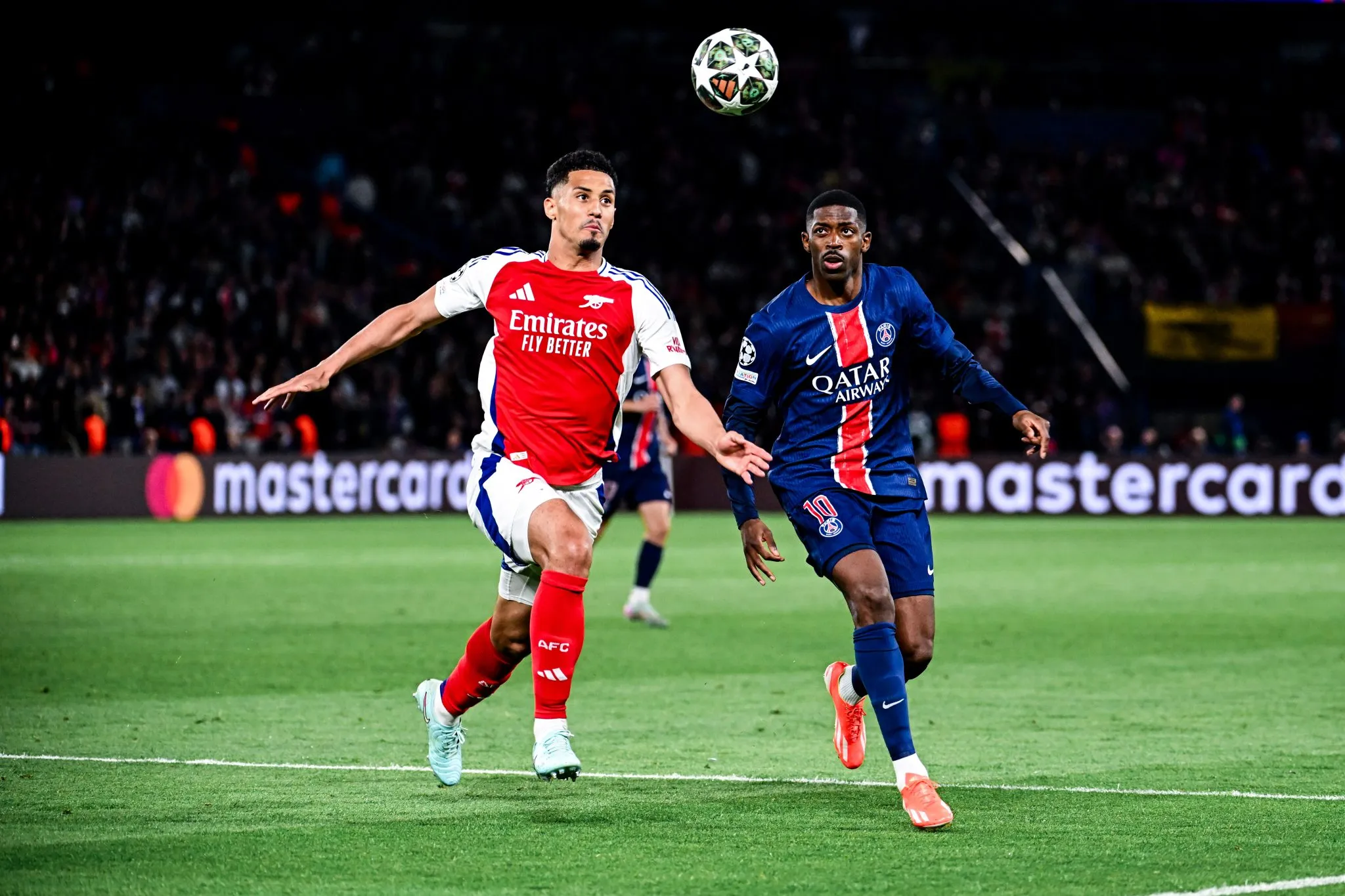 Saliba e Demb&eacute;l&eacute; em a&ccedil;&atilde;o durante PSG x Arsenal