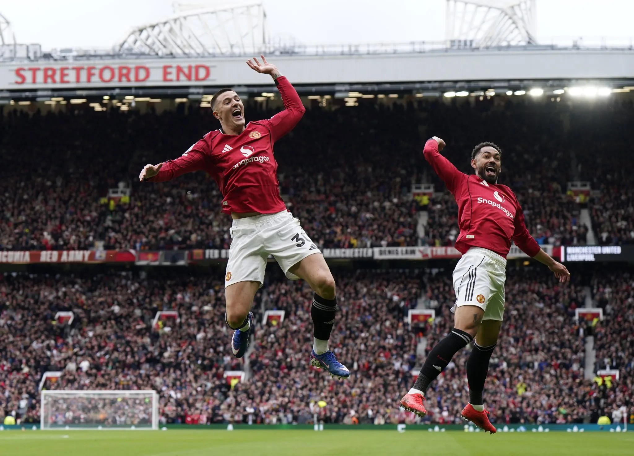 Sesko e Cunha comemoram gol do United contra o Liverpool