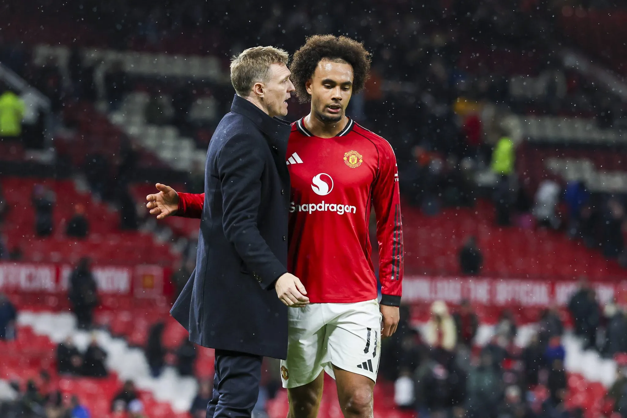 Zirkzee deve ganhar 'sobrevida' no Manchester United ap&oacute;s sa&iacute;da de Amorim