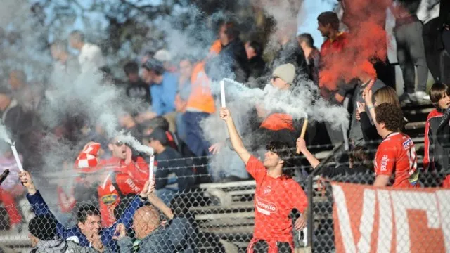 Torcida do Rentistas faz a festa em Montevid&eacute;u
